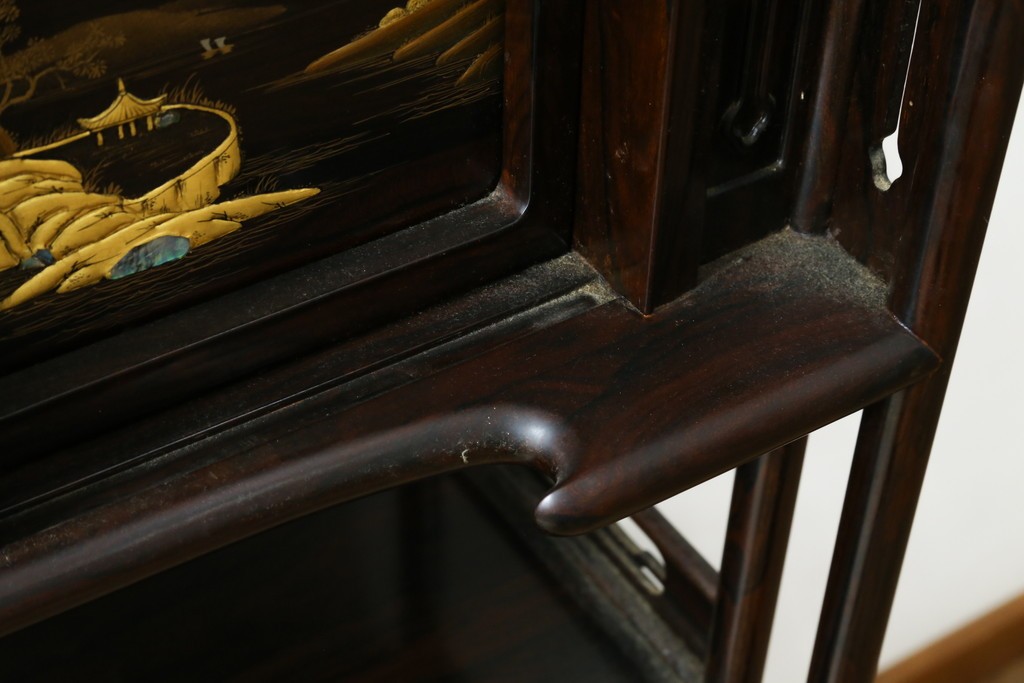 中古　美品　最高級　国産職人手作り　林光琳作　黒檀(コクタン)材　漆塗り　蒔絵入りの格調高い飾り棚　定価約240万円　(R-087703)