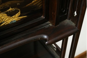 中古　美品　最高級　国産職人手作り　林光琳作　黒檀(コクタン)材　漆塗り　蒔絵入りの格調高い飾り棚　定価約240万円　(R-087703)