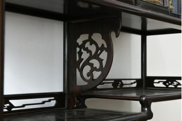 中古　美品　最高級　国産職人手作り　林光琳作　黒檀(コクタン)材　漆塗り　蒔絵入りの格調高い飾り棚　定価約240万円　(R-087703)