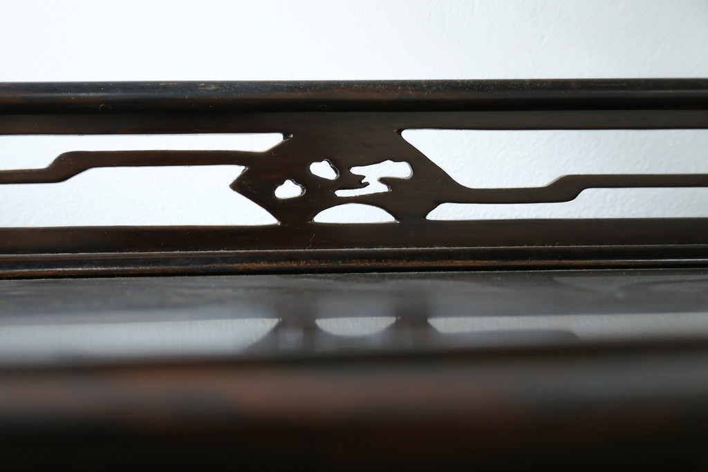 中古　美品　最高級　国産職人手作り　林光琳作　黒檀(コクタン)材　漆塗り　蒔絵入りの格調高い飾り棚　定価約240万円　(R-087703)