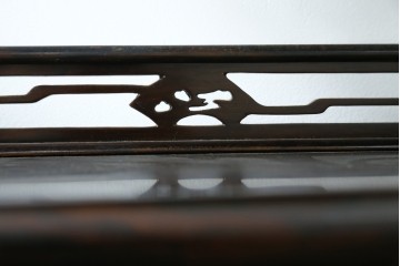 中古　美品　最高級　国産職人手作り　林光琳作　黒檀(コクタン)材　漆塗り　蒔絵入りの格調高い飾り棚　定価約240万円　(R-087703)