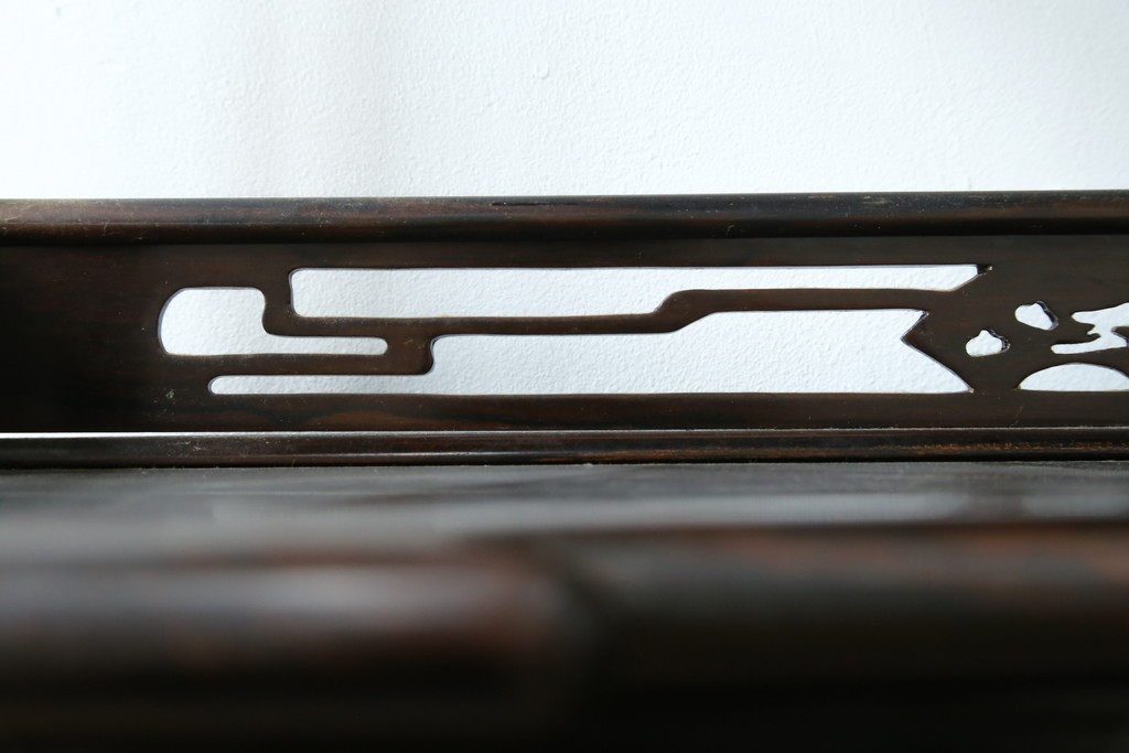 中古　美品　最高級　国産職人手作り　林光琳作　黒檀(コクタン)材　漆塗り　蒔絵入りの格調高い飾り棚　定価約240万円　(R-087703)