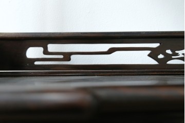 中古　美品　最高級　国産職人手作り　林光琳作　黒檀(コクタン)材　漆塗り　蒔絵入りの格調高い飾り棚　定価約240万円　(R-087703)