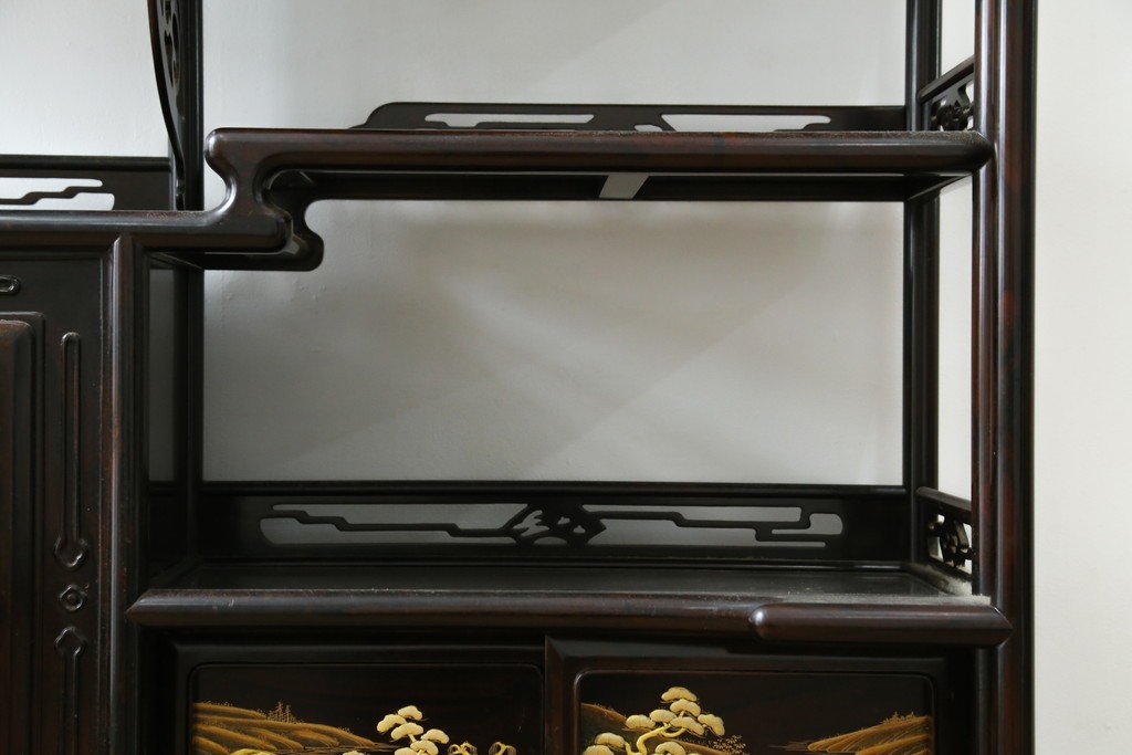中古　美品　最高級　国産職人手作り　林光琳作　黒檀(コクタン)材　漆塗り　蒔絵入りの格調高い飾り棚　定価約240万円　(R-087703)