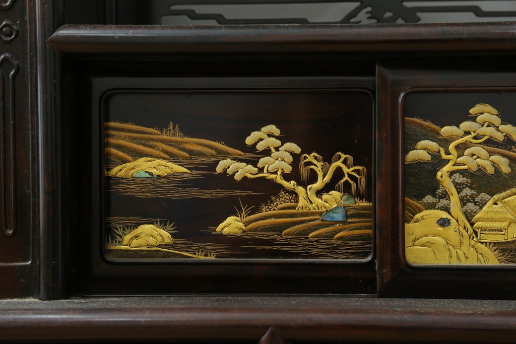 中古　美品　最高級　国産職人手作り　林光琳作　黒檀(コクタン)材　漆塗り　蒔絵入りの格調高い飾り棚　定価約240万円　(R-087703)