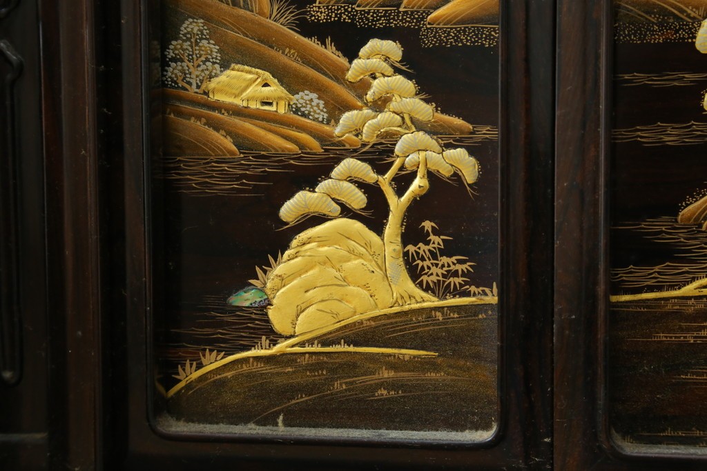 中古　美品　最高級　国産職人手作り　林光琳作　黒檀(コクタン)材　漆塗り　蒔絵入りの格調高い飾り棚　定価約240万円　(R-087703)