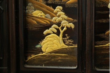 中古　美品　最高級　国産職人手作り　林光琳作　黒檀(コクタン)材　漆塗り　蒔絵入りの格調高い飾り棚　定価約240万円　(R-087703)