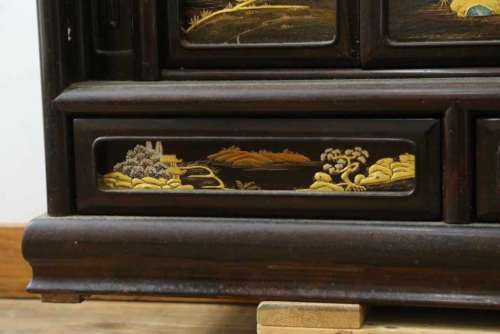中古　美品　最高級　国産職人手作り　林光琳作　黒檀(コクタン)材　漆塗り　蒔絵入りの格調高い飾り棚　定価約240万円　(R-087703)