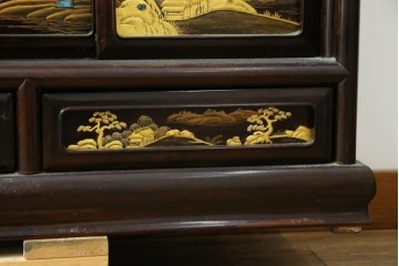 中古　美品　最高級　国産職人手作り　林光琳作　黒檀(コクタン)材　漆塗り　蒔絵入りの格調高い飾り棚　定価約240万円　(R-087703)