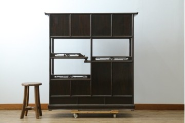 中古　美品　最高級　国産職人手作り　林光琳作　黒檀(コクタン)材　漆塗り　蒔絵入りの格調高い飾り棚　定価約240万円　(R-087703)