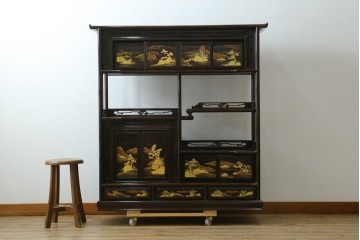 中古　美品　最高級　国産職人手作り　林光琳作　黒檀(コクタン)材　漆塗り　蒔絵入りの格調高い飾り棚　定価約240万円　(R-087703)