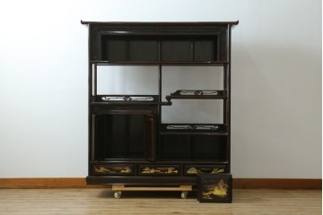 中古　美品　最高級　国産職人手作り　林光琳作　黒檀(コクタン)材　漆塗り　蒔絵入りの格調高い飾り棚　定価約240万円　(R-087703)