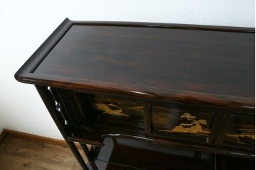 中古　美品　最高級　国産職人手作り　林光琳作　黒檀(コクタン)材　漆塗り　蒔絵入りの格調高い飾り棚　定価約240万円　(R-087703)
