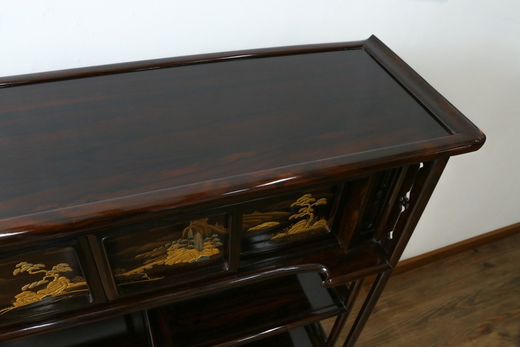 中古　美品　最高級　国産職人手作り　林光琳作　黒檀(コクタン)材　漆塗り　蒔絵入りの格調高い飾り棚　定価約240万円　(R-087703)