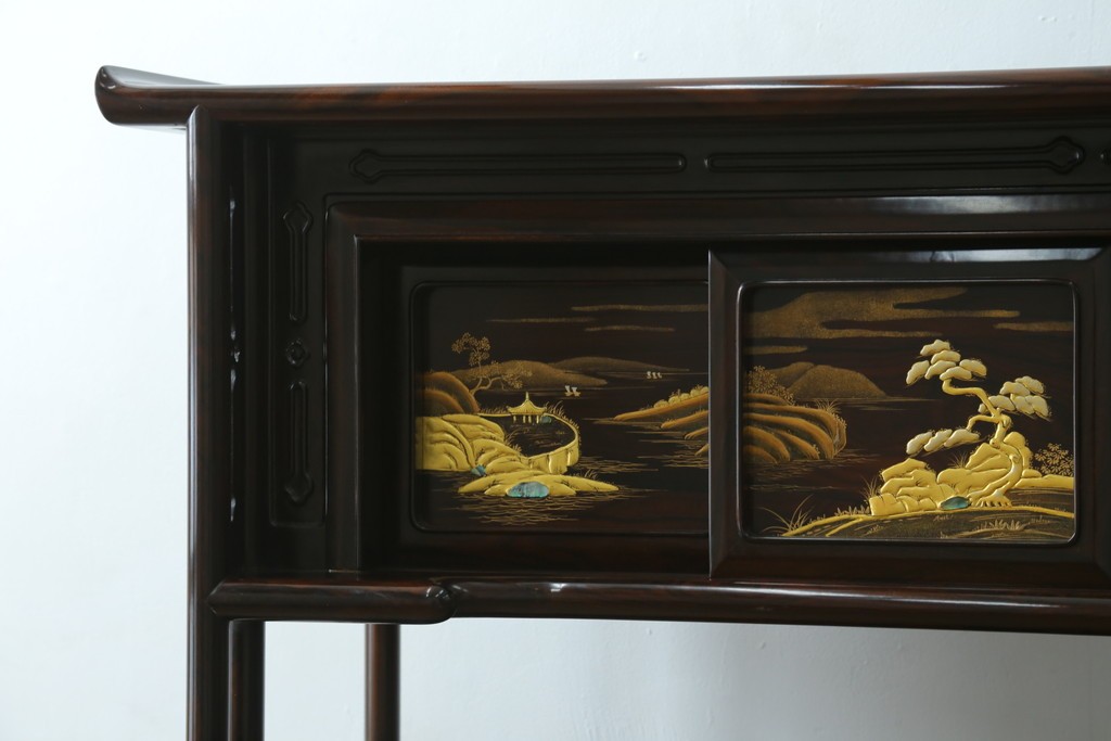 中古　美品　最高級　国産職人手作り　林光琳作　黒檀(コクタン)材　漆塗り　蒔絵入りの格調高い飾り棚　定価約240万円　(R-087703)