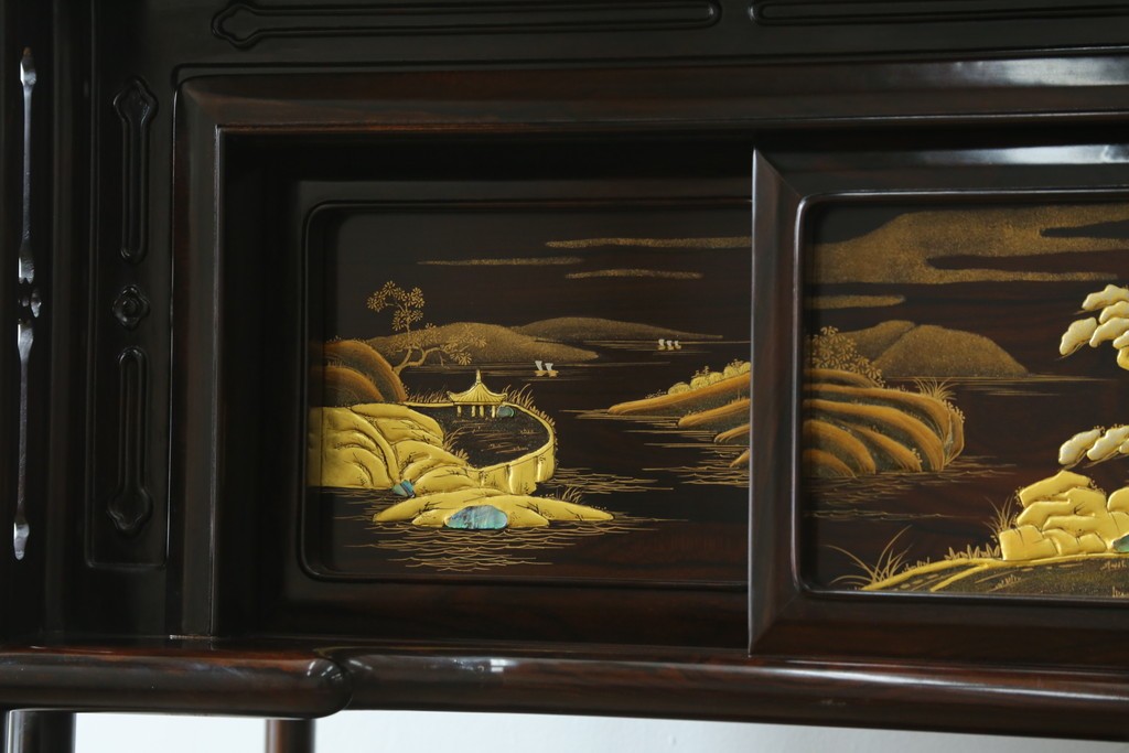 中古　美品　最高級　国産職人手作り　林光琳作　黒檀(コクタン)材　漆塗り　蒔絵入りの格調高い飾り棚　定価約240万円　(R-087703)