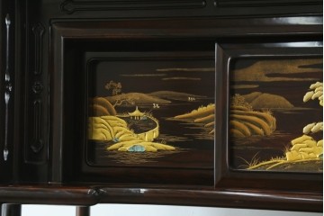 中古　美品　最高級　国産職人手作り　林光琳作　黒檀(コクタン)材　漆塗り　蒔絵入りの格調高い飾り棚　定価約240万円　(R-087703)