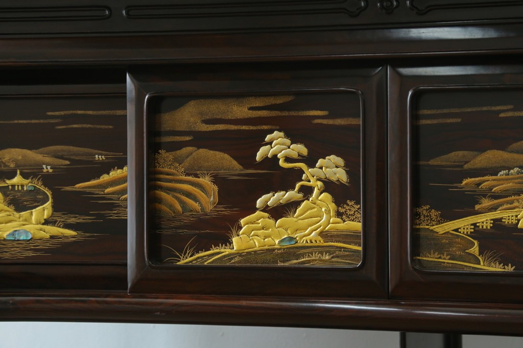 中古　美品　最高級　国産職人手作り　林光琳作　黒檀(コクタン)材　漆塗り　蒔絵入りの格調高い飾り棚　定価約240万円　(R-087703)
