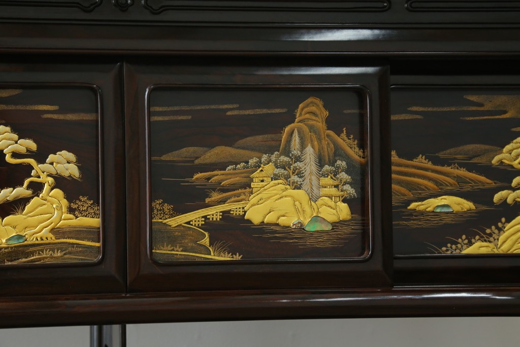 中古　美品　最高級　国産職人手作り　林光琳作　黒檀(コクタン)材　漆塗り　蒔絵入りの格調高い飾り棚　定価約240万円　(R-087703)
