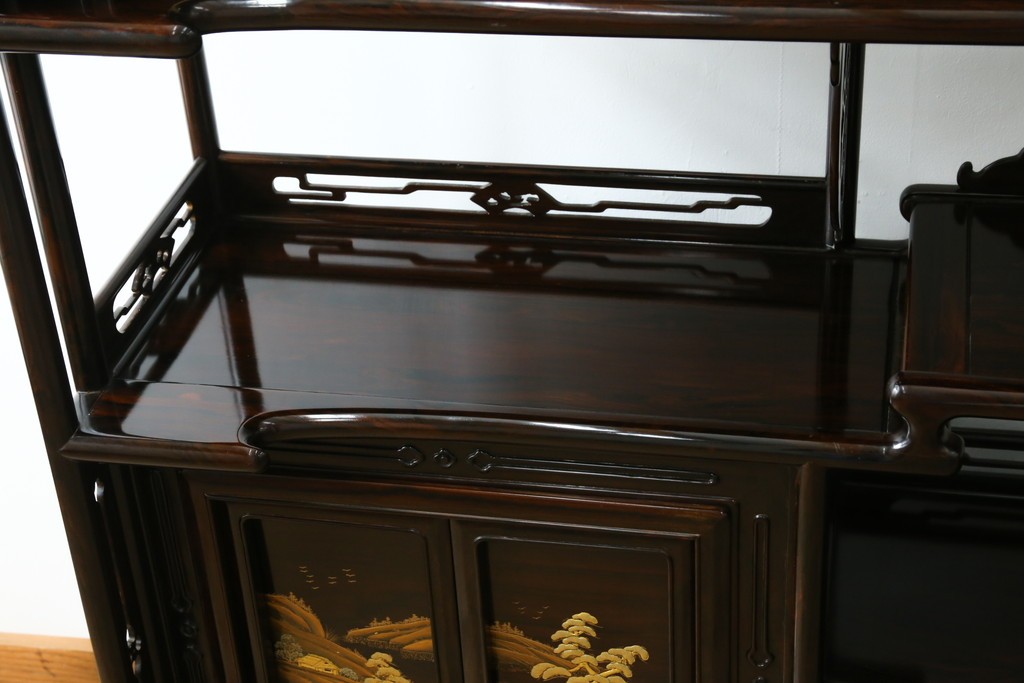 中古　美品　最高級　国産職人手作り　林光琳作　黒檀(コクタン)材　漆塗り　蒔絵入りの格調高い飾り棚　定価約240万円　(R-087703)