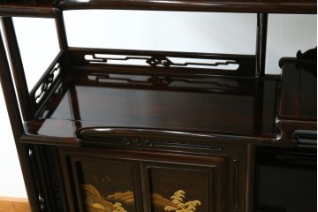中古　美品　最高級　国産職人手作り　林光琳作　黒檀(コクタン)材　漆塗り　蒔絵入りの格調高い飾り棚　定価約240万円　(R-087703)
