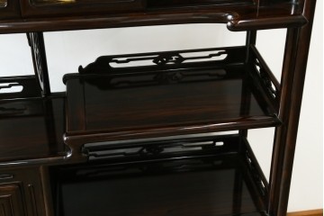 中古　美品　最高級　国産職人手作り　林光琳作　黒檀(コクタン)材　漆塗り　蒔絵入りの格調高い飾り棚　定価約240万円　(R-087703)