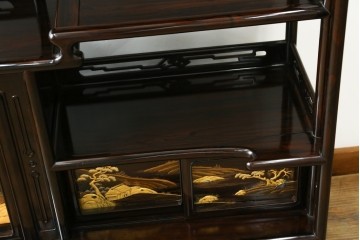 中古　美品　最高級　国産職人手作り　林光琳作　黒檀(コクタン)材　漆塗り　蒔絵入りの格調高い飾り棚　定価約240万円　(R-087703)
