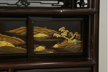 中古　美品　最高級　国産職人手作り　林光琳作　黒檀(コクタン)材　漆塗り　蒔絵入りの格調高い飾り棚　定価約240万円　(R-087703)