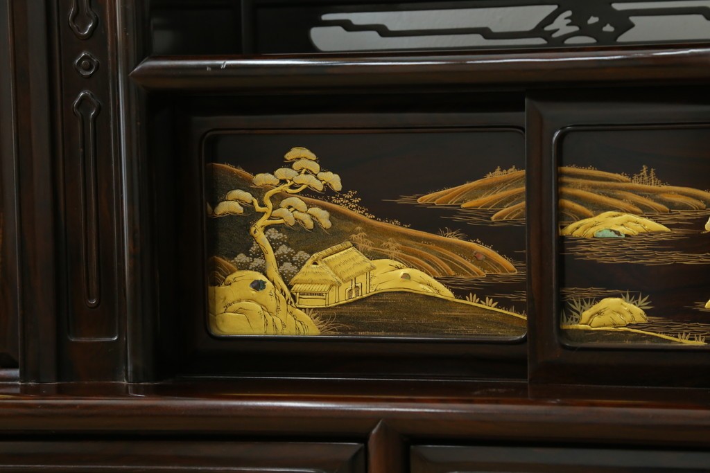 中古　美品　最高級　国産職人手作り　林光琳作　黒檀(コクタン)材　漆塗り　蒔絵入りの格調高い飾り棚　定価約240万円　(R-087703)