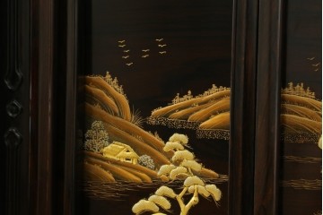 中古　美品　最高級　国産職人手作り　林光琳作　黒檀(コクタン)材　漆塗り　蒔絵入りの格調高い飾り棚　定価約240万円　(R-087703)