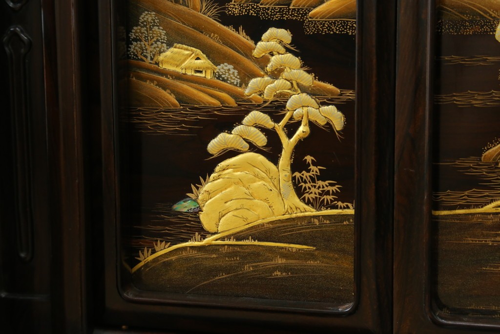 中古　美品　最高級　国産職人手作り　林光琳作　黒檀(コクタン)材　漆塗り　蒔絵入りの格調高い飾り棚　定価約240万円　(R-087703)