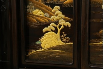 中古　美品　最高級　国産職人手作り　林光琳作　黒檀(コクタン)材　漆塗り　蒔絵入りの格調高い飾り棚　定価約240万円　(R-087703)
