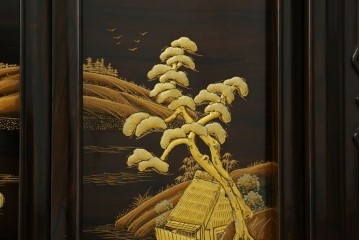 中古　美品　最高級　国産職人手作り　林光琳作　黒檀(コクタン)材　漆塗り　蒔絵入りの格調高い飾り棚　定価約240万円　(R-087703)