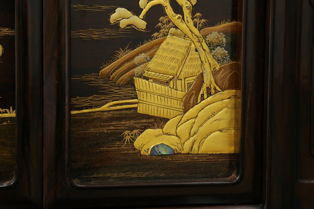 中古　美品　最高級　国産職人手作り　林光琳作　黒檀(コクタン)材　漆塗り　蒔絵入りの格調高い飾り棚　定価約240万円　(R-087703)