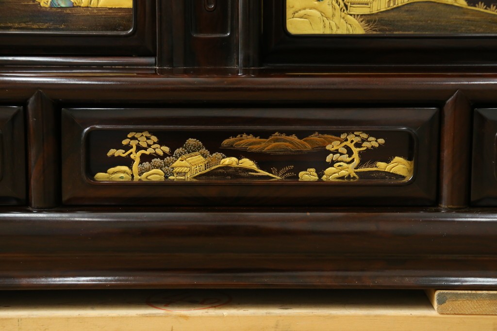 中古　美品　最高級　国産職人手作り　林光琳作　黒檀(コクタン)材　漆塗り　蒔絵入りの格調高い飾り棚　定価約240万円　(R-087703)