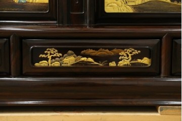 中古　美品　最高級　国産職人手作り　林光琳作　黒檀(コクタン)材　漆塗り　蒔絵入りの格調高い飾り棚　定価約240万円　(R-087703)