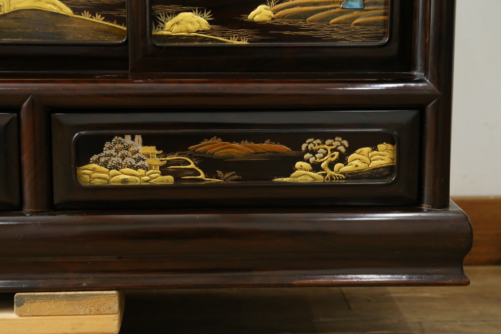 中古　美品　最高級　国産職人手作り　林光琳作　黒檀(コクタン)材　漆塗り　蒔絵入りの格調高い飾り棚　定価約240万円　(R-087703)
