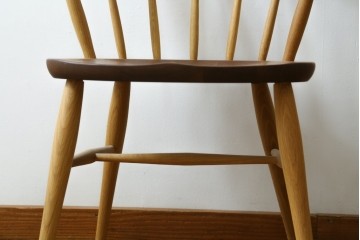 中古　美品　柏木工(KASHIWA)　高山ウッドワークス　ウォールナット材&オーク材　木色のコントラストが美しいSC3Kダイニングチェア2脚セット　(R-087704)