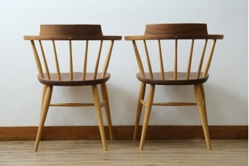 中古　美品　柏木工(KASHIWA)　高山ウッドワークス　ウォールナット材&オーク材　木色のコントラストが美しいSC3Kダイニングチェア2脚セット　(R-087704)