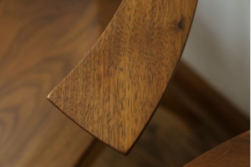 中古　美品　柏木工(KASHIWA)　高山ウッドワークス　ウォールナット材&オーク材　木色のコントラストが美しいSC3Kダイニングチェア2脚セット　(R-087704)