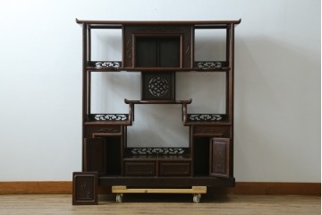 中古　美品　鉄刀木(タガヤサン)材　重厚で気品ある佇まいの透かし彫り入りの飾り棚　(R-087706)