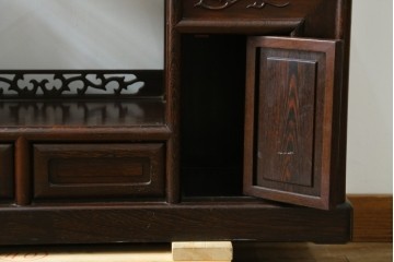 中古　美品　鉄刀木(タガヤサン)材　重厚で気品ある佇まいの透かし彫り入りの飾り棚　(R-087706)