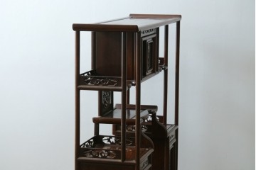 中古　美品　鉄刀木(タガヤサン)材　重厚で気品ある佇まいの透かし彫り入りの飾り棚　(R-087706)
