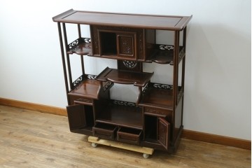 中古　美品　鉄刀木(タガヤサン)材　重厚で気品ある佇まいの透かし彫り入りの飾り棚　(R-087706)
