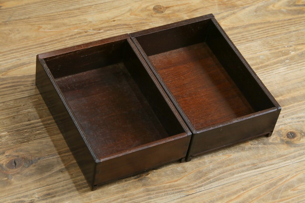 中古　美品　鉄刀木(タガヤサン)材　重厚で気品ある佇まいの透かし彫り入りの飾り棚　(R-087706)