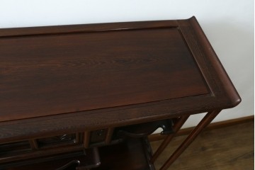 中古　美品　鉄刀木(タガヤサン)材　重厚で気品ある佇まいの透かし彫り入りの飾り棚　(R-087706)