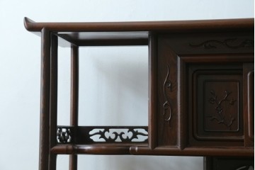 中古　美品　鉄刀木(タガヤサン)材　重厚で気品ある佇まいの透かし彫り入りの飾り棚　(R-087706)