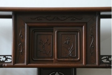中古　美品　鉄刀木(タガヤサン)材　重厚で気品ある佇まいの透かし彫り入りの飾り棚　(R-087706)