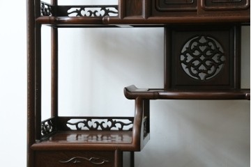 中古　美品　鉄刀木(タガヤサン)材　重厚で気品ある佇まいの透かし彫り入りの飾り棚　(R-087706)