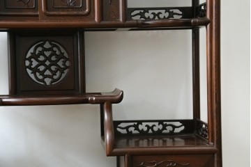中古　美品　鉄刀木(タガヤサン)材　重厚で気品ある佇まいの透かし彫り入りの飾り棚　(R-087706)